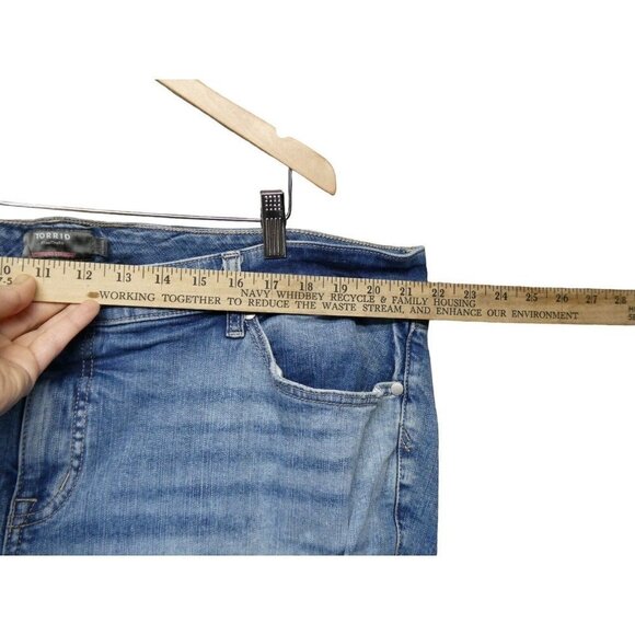Torrid Jeans 24s Short Denim Vintage Stretch Boyfriend Straight Distressed - Picture 7 of 10